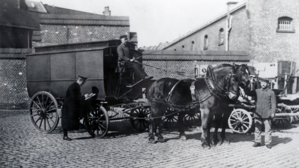 Sammeltransportwagen vor dem Brückberger Gefängnis im Jahre 1920