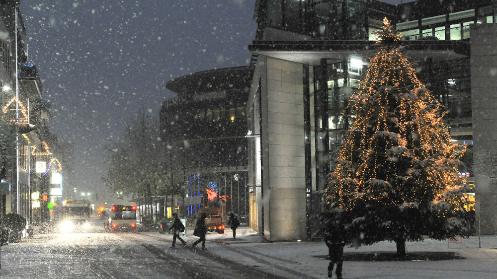 Weihnachtsbaum vor dem Bahnhof 2010