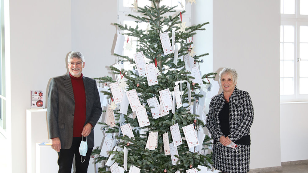 Weihnachtswunschbaum im Rezeptionsbereich des KSI auf dem Michaelsberg