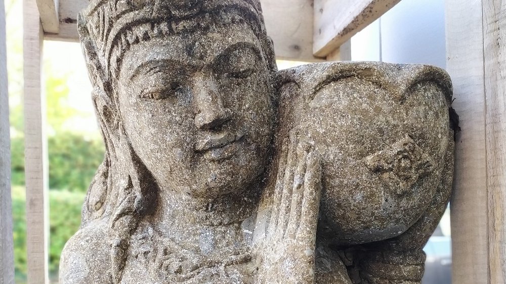 Steinfigur der Göttin Tara