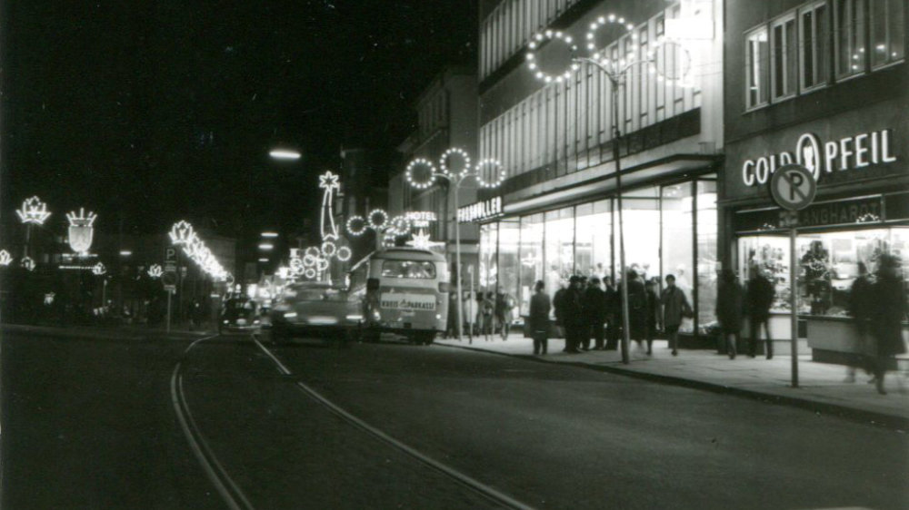 Weihnachtsbeleuchtung auf dem Siegburger Markt 1964