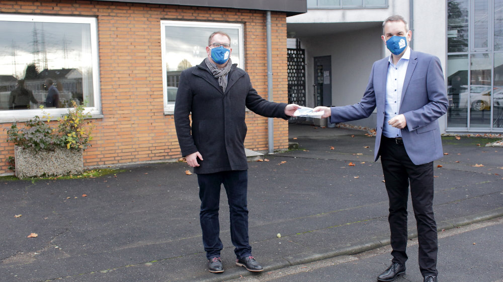 Mund-Nase-Bedeckungen überreichte Bürgermeister Stefan Rosemann, links, an Daniel Schreiter, Leiter des Amts für Baubetrieb und Immobilienmanagement