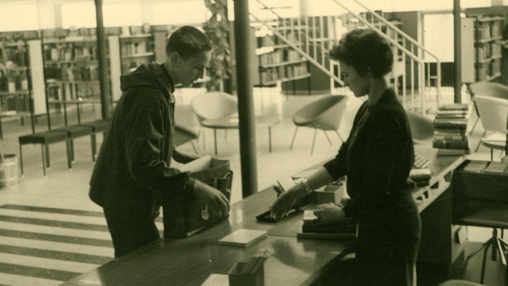 Die neue Bücherei an der Grimmelsgasse 1960, Bibliotheksmitarbeiterin Kemmesies bedient die Kundentheke
