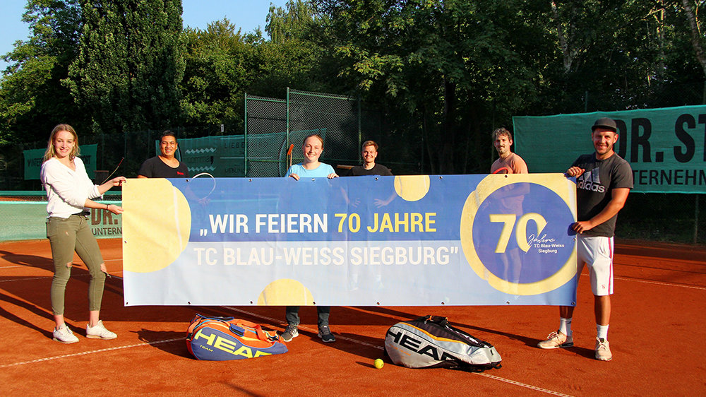 Das Banner des Tennisclubs Blau-Weiss Siegburg zur 70-jährigen Feier