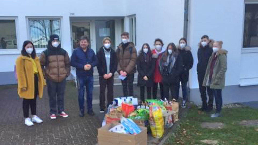 SchülerInnen der 10. Klasse der Gesamtschule Siegburg sammelten Lebensmittel und Geldspende für die Siegburger Tafel