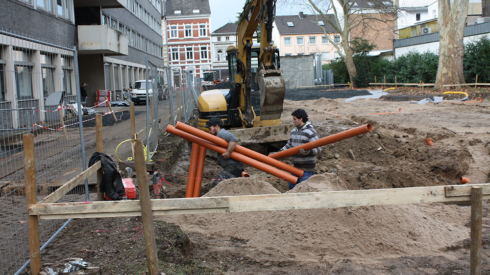 Leitungen werden gelegt für die Sanierung des Krankenhauses 2011