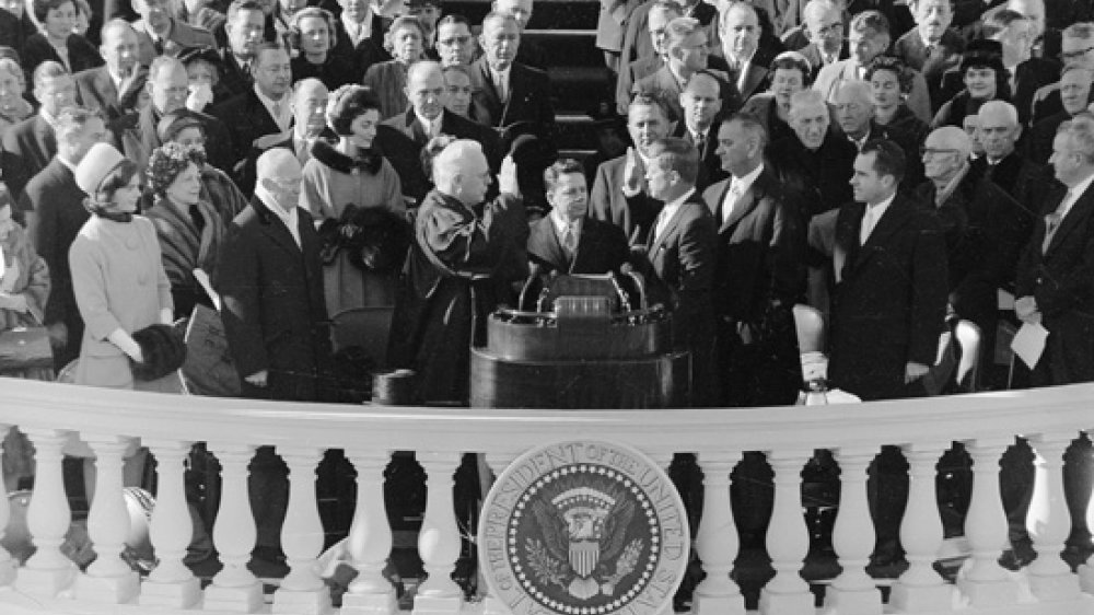 Die Amtseinführung Kennedys, mit dabei auch der Vorgänger (links mit Schal) und oberster Bundesrichter Earl Warren 1961