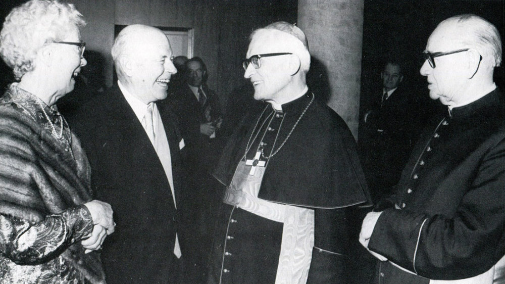 Friedrich August Tönnies, 1975 im Siegburger Rathaus als Monsignore mit Kardinal Dr. Joseph Höffner Wolfram Humperdinck und dessen Gattin Gabriele