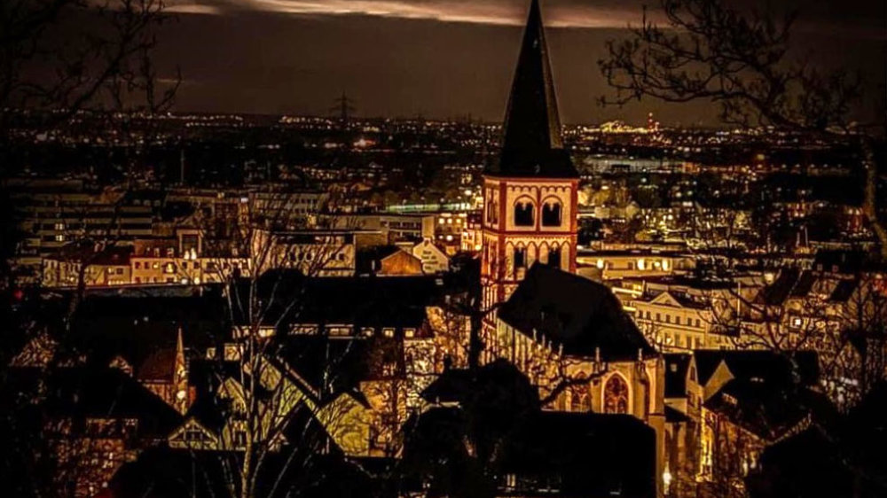 Siegburg bei Nacht mit Servatiuskirche vom Michaelsberg aus gesehen