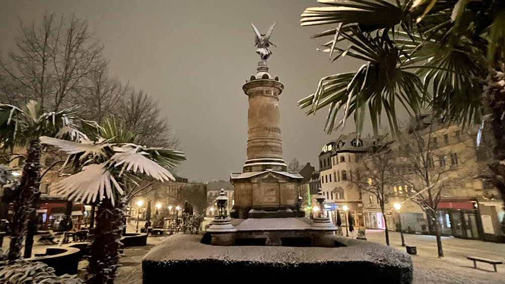 Denkmal Viktoria auf dem Markt im Schnee am 17.Januar 2021