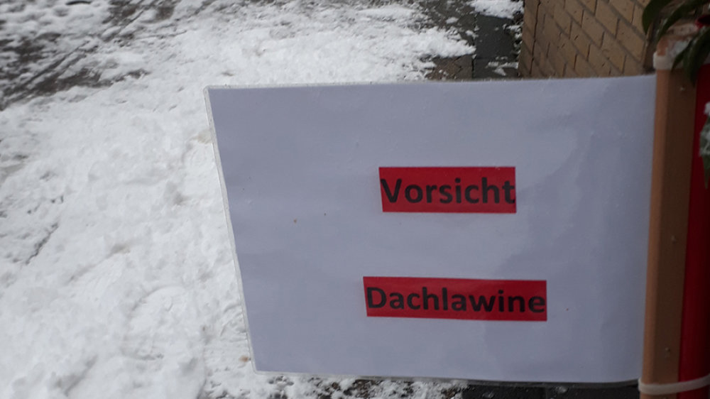 Die Steinbahn im Schnee am 17.01.2021 mit dem Schild "Vorsicht Dachlawine"