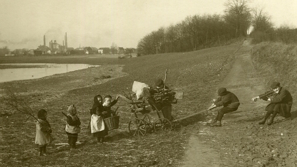 In kargen Notzeiten 1921 sammeln Siegburger Kinder mühsam Brennholz am Ufer der Sieg