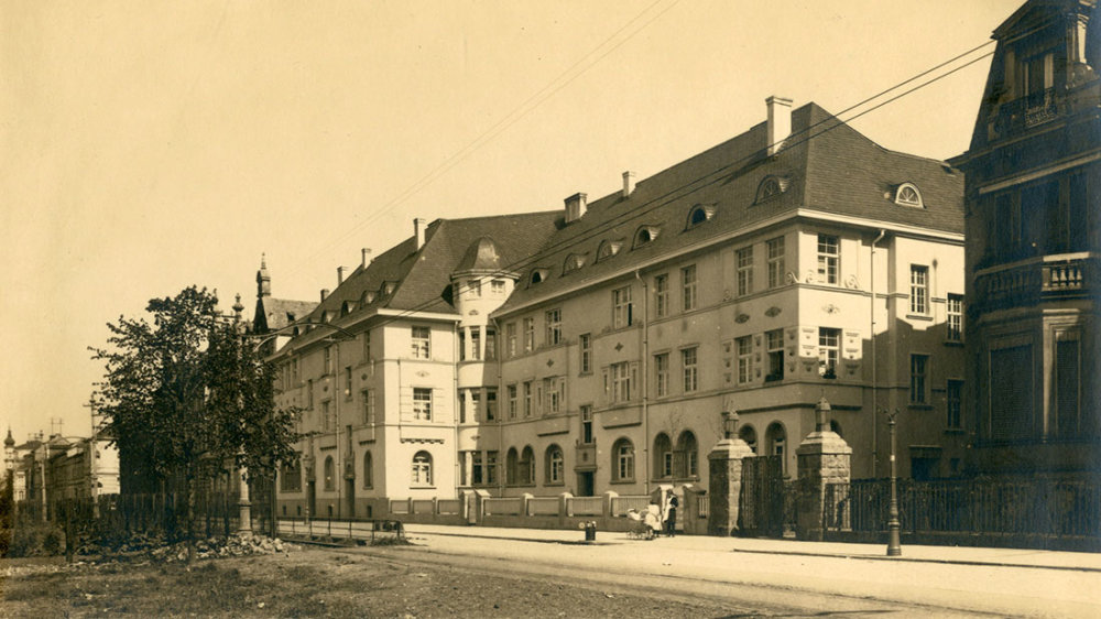 Besatzungsbauten in der Wilhelmstraße am 12. Mai 1924, das linke Haus blieb erhalten, die anderen (rechts die Landratsvilla) wurden im Zweiten Weltkrieg zerstört