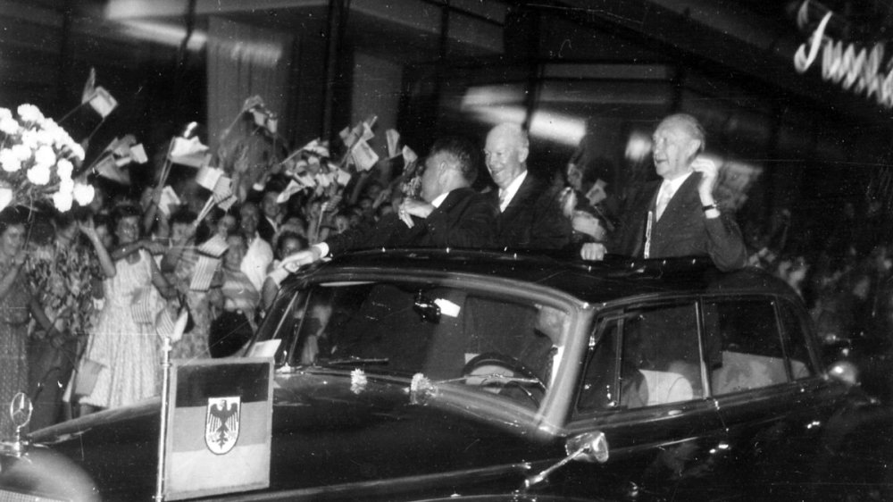 Eisenhower in Siegburg mit Konrad Adenauer am Markt vor Fußhöller bei der Fahrt vom Flughafen nach Bonn am 26. August 1959