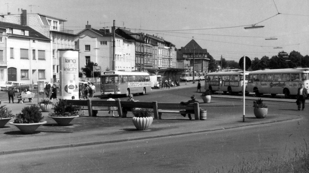 Siegburger Omnibusbahnhof mit Litfaßsäule in den 1950-er-Jahren