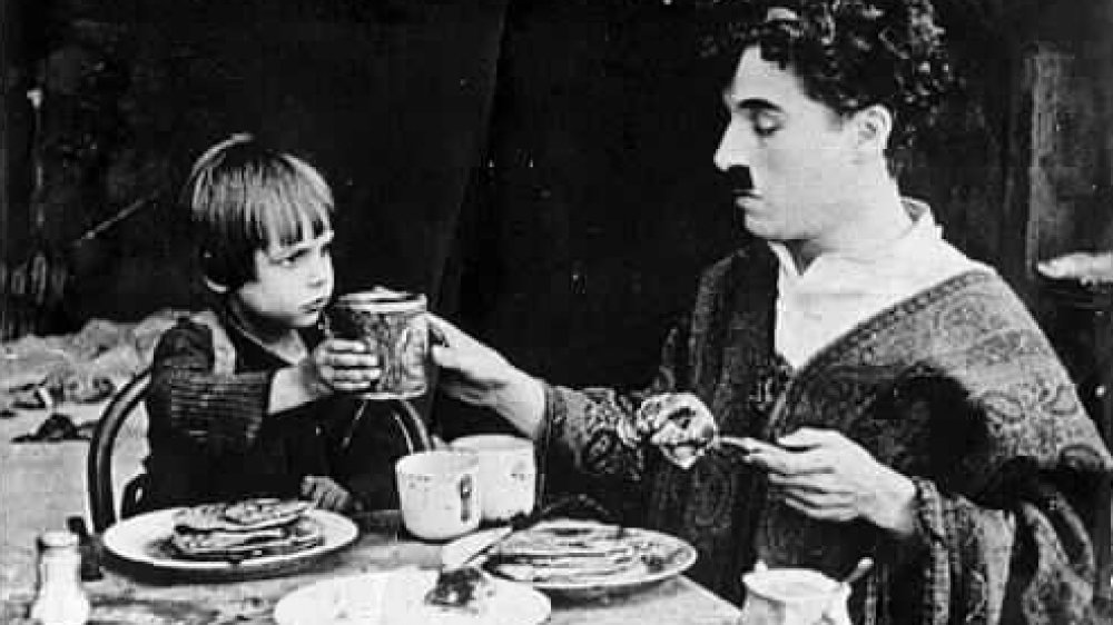 Szene aus "The Kid" mit Coogan und Chaplin