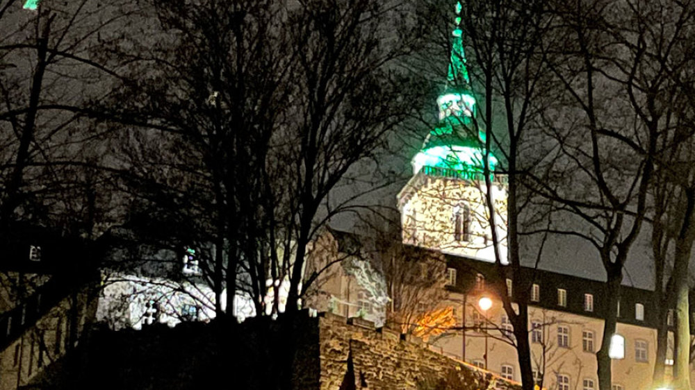 Abteikirche - Der Turm in grünem Licht zum Tag der Kinderhospizarbeit