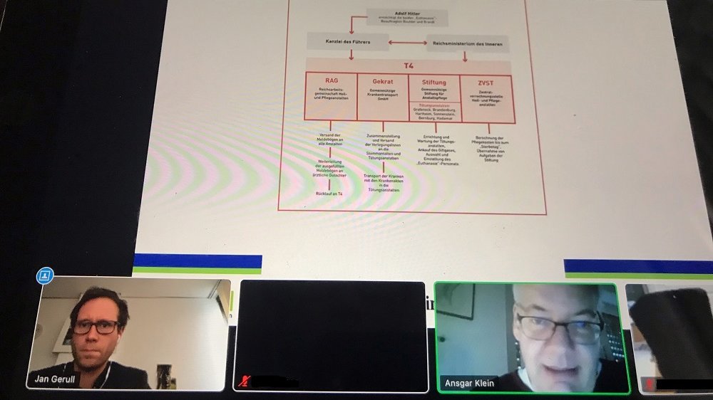 Screenshot aus dem Online-Vortrag zu Medizinverbrechen während der NS-Zeit, zu sehen sind Moderator Jan Gerull und Referent Ansgar Klein