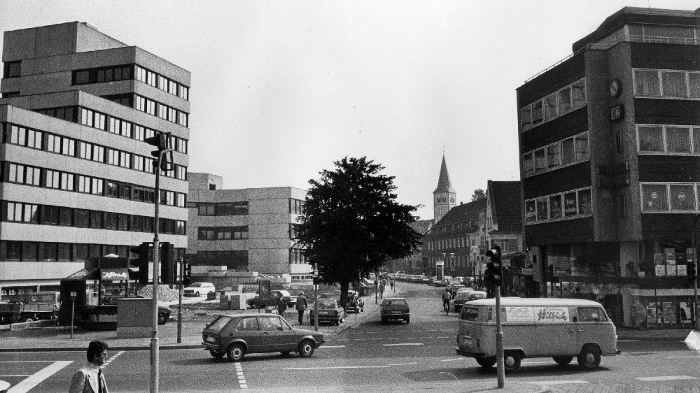 Papendick (rechts) mit Blick vom Bahnhof in die Neue Poststraße Anfang der 1980er-Jahre