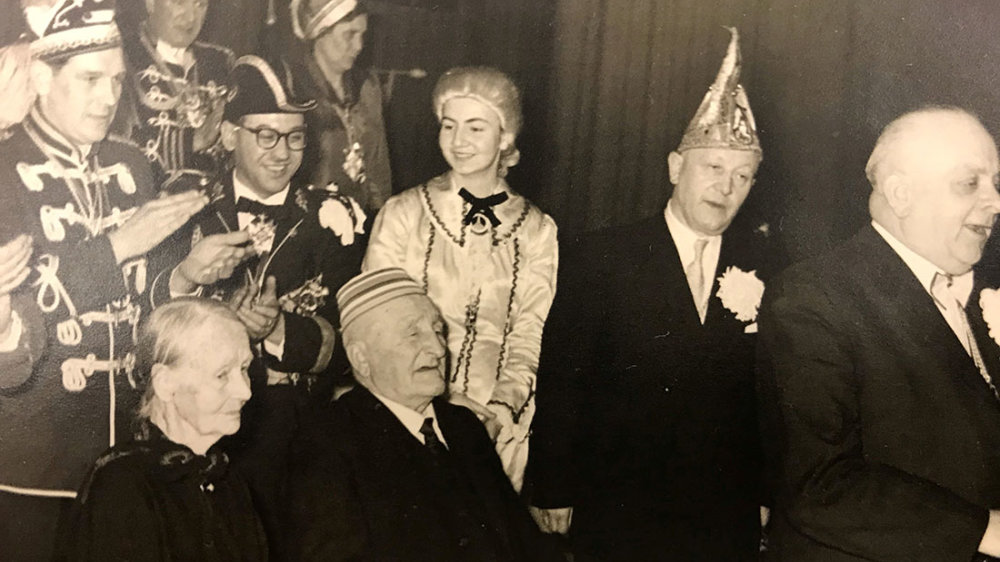 Ältestenehrung auf der Karnevals-Seniorensitzung am 10. Februar 1958 im Hotel "Zum Stern"
