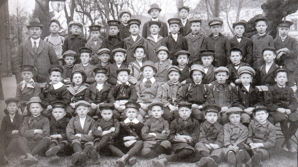 Schüler der Volksschule Friedrichstraße, heute Humperdinckschule, um 1908