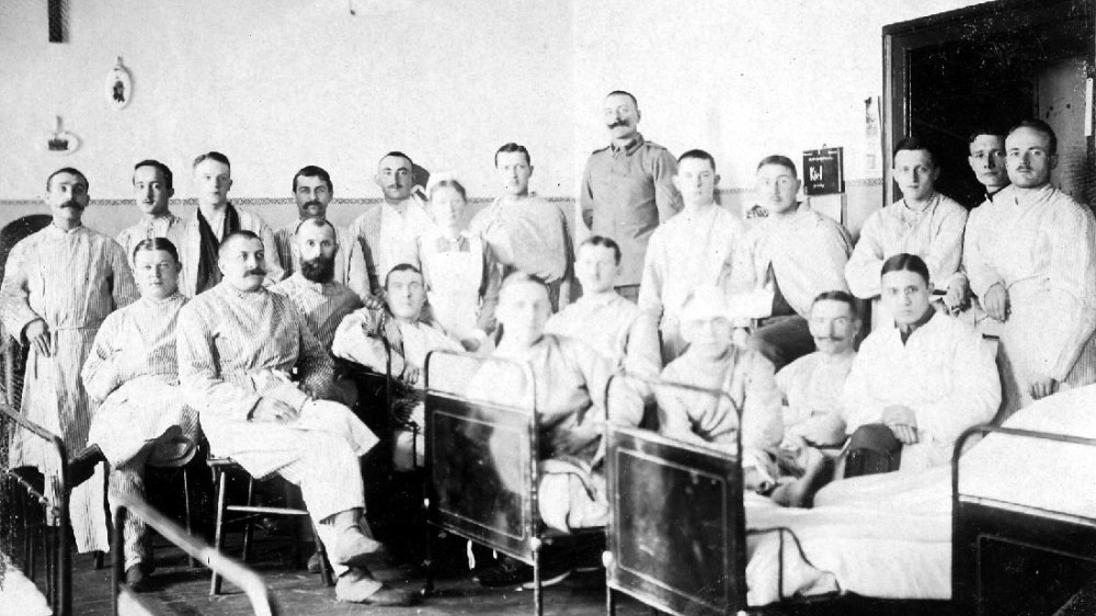 Gruppenbild mit Krankenbett - Verwundete im Lazarett auf dem Michaelsberg 1916