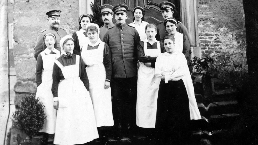 Dr. Arno Grabhorn (Mitte) als Sanitätsarzt im Reservelazarett auf dem Michaelsberg während des Ersten Weltkriegs, hier vor dem Eingang zur Abtei