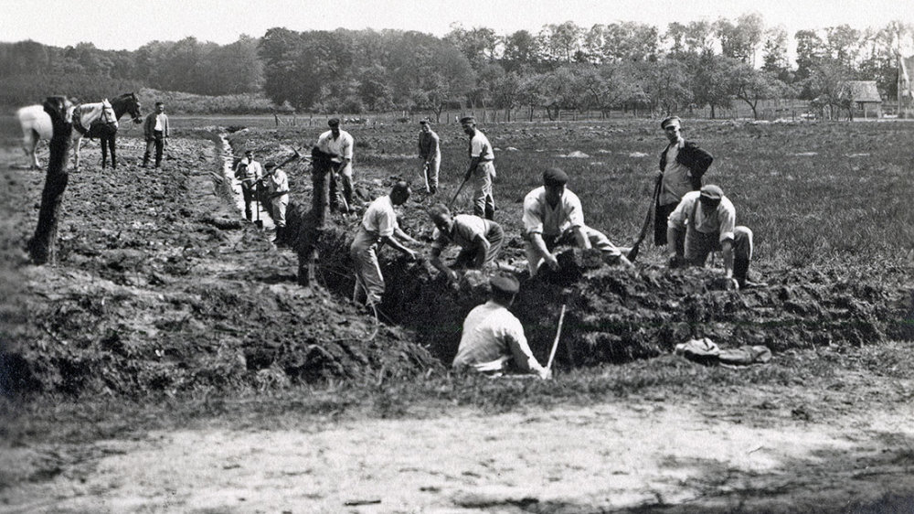 Landwirtschaftliches Arbeitskommando der Strafanstalt - hier bei der Trockenlegung von Sümpfen am Rothenbacher Hof auf dem Stallberg