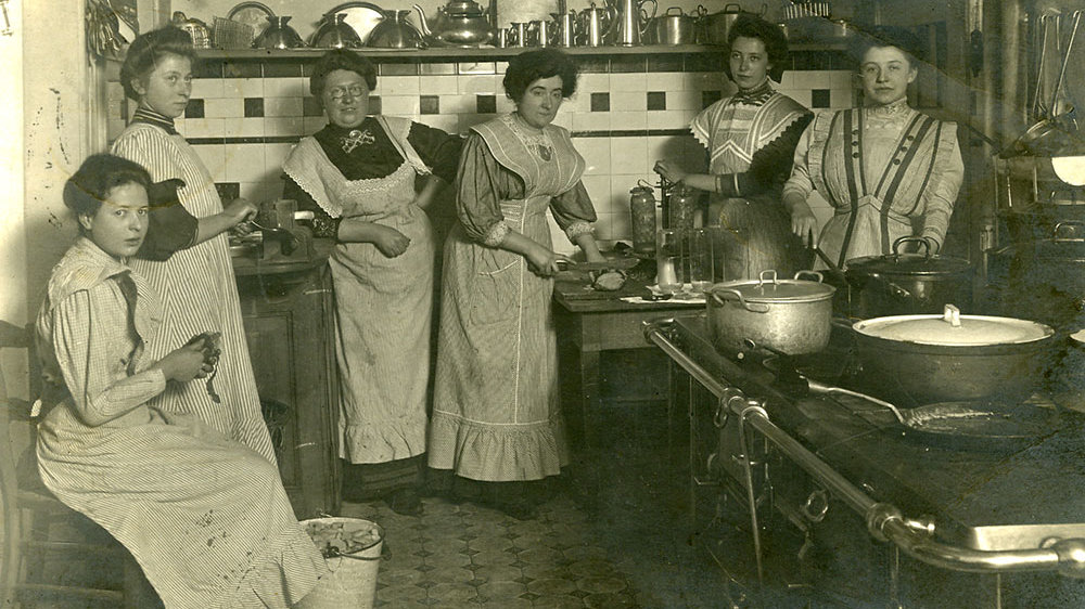 Küche des Siegburger Hofs in der Bahnhofstraße rund fünf Jahre vor Beginn des Ersten Weltkriegs. Die Dame in der Mitte schneidet einen Braten an.