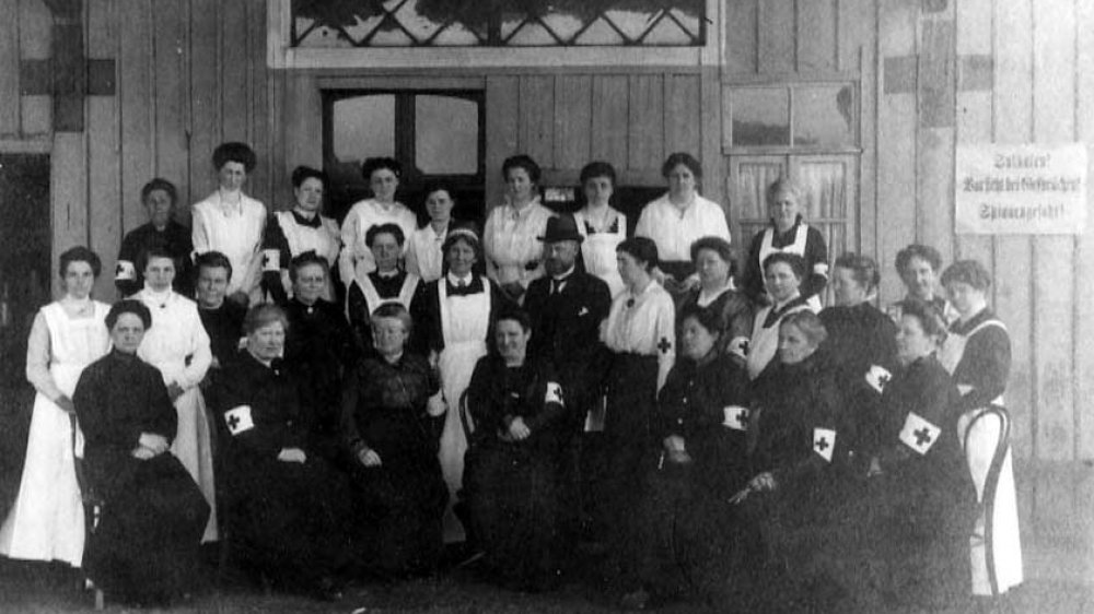 Helferinnen am Siegburger Bahnhof um 1916