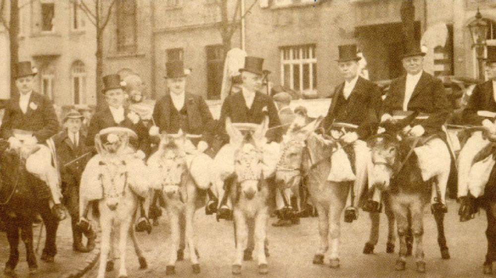 Erster Rosenmontagszug nach dem Ersten Weltkrieg 1927, die Prinzengarde auf Eseln 