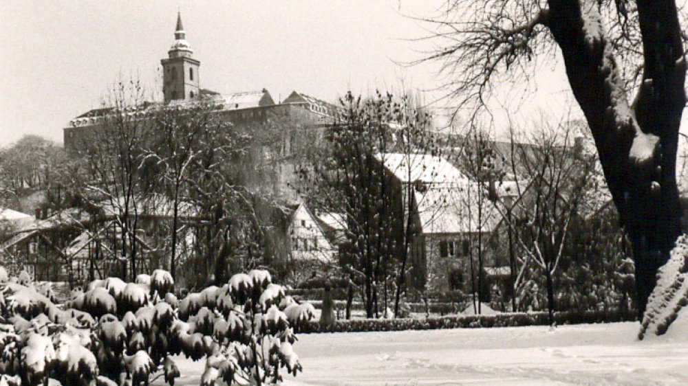 Winter mit viel Schnee 1956, im Hintergrund die Abtei