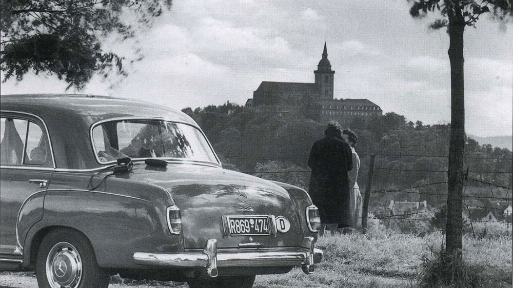 Besucher-Benz auf dem Gelände des Autobahnrasthauses Siegburg West an der Alten Poststraße, Mitte der 1950-er-Jahre