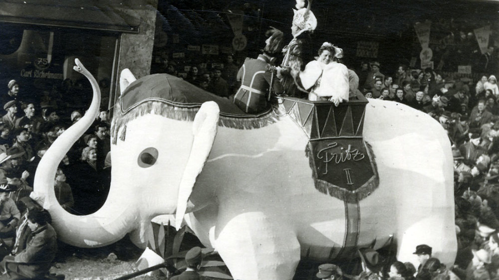 Weißer Papp-Elefant im Rosenmontagszug 1956