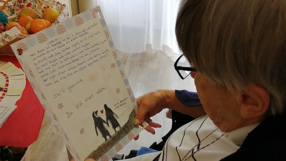 Ältere Dame liest einen handgeschriebenen Brief