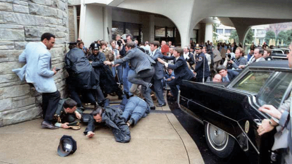 Reagan Attentat - Sekunden nach der Tat, Brady und Polizist Thomas Delahanty liegen verwundet auf dem Boden, Hinkley wird überwältigt