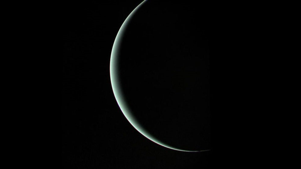 Uranus von hinten, Aufnahme der von der Erde aus nicht sichtbaren Nachtseite des Planeten, aufgenommen von der Raumsonde Voyager am 25. Januar 1986
