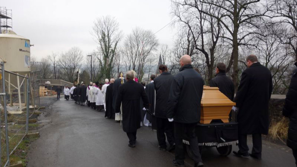 Beerdigung Altabt Placidus Mittler 2016 - Trauerzug auf der Bergstraße
