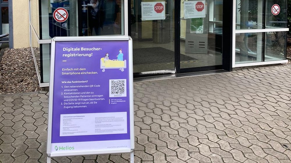 Information zur digitalen Besucherregistrierung am Eingang zum Helios-Klinikum.