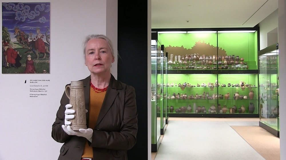 Dr. Marion Roehmer, Kuratorin der Ausstellung zum Siegburger Steinzeug