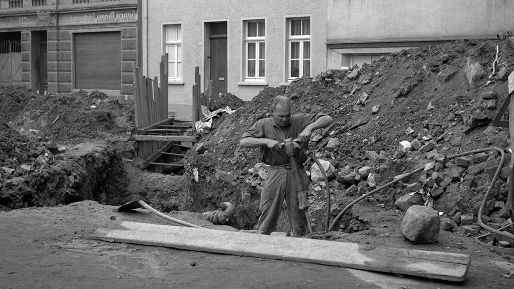 Arbeiten in der Mühlenstraße 1971 vor Haus Nummer 7