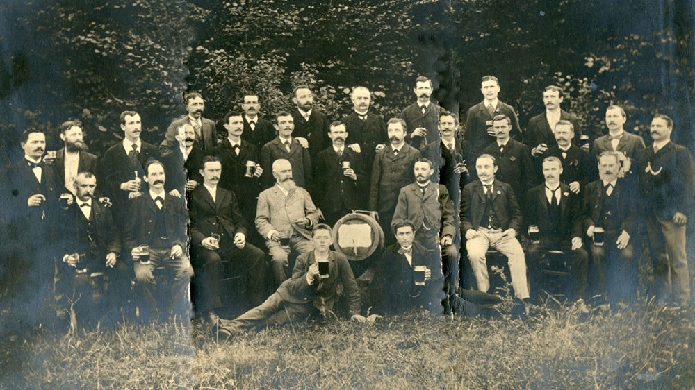 Hans Alfred Keller im Jahr 1896, im weißen Anzug in der vorderen Reihe