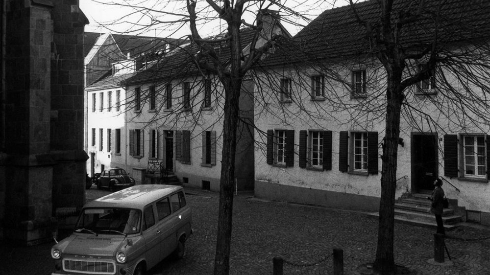 Das Haus Kirchgasse 1 (links hinter dem Ford Transit) am Kirchplatz an der Servatiuskirche