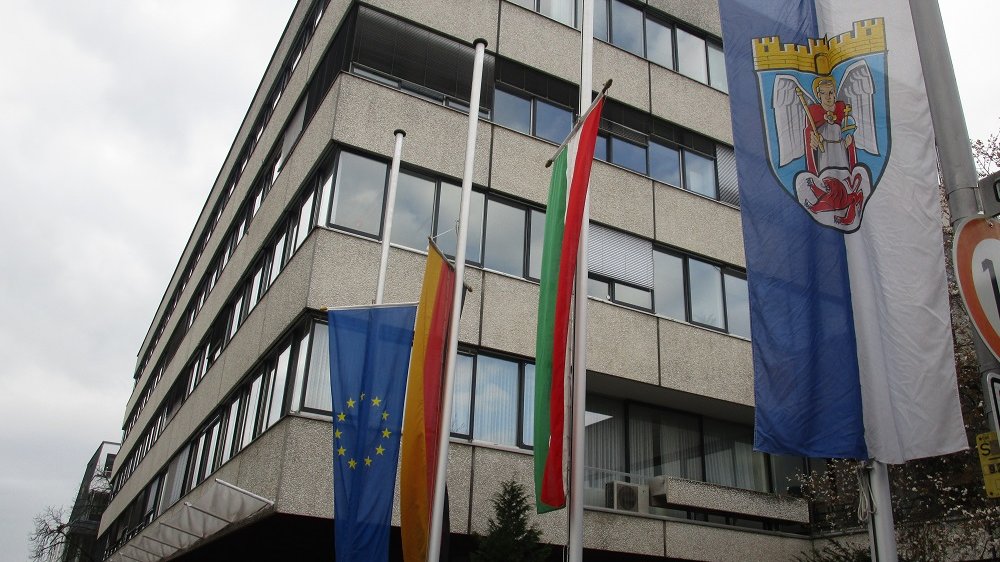 Europa-, Deutschland-, NRW- und Siegburgflagge vor dem Rathaus auf Halbmast