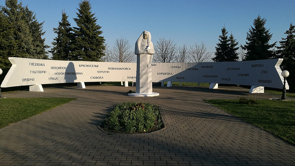 Das Tschernobyl-Denkmal in Chojniki (Belarus) mit den Inschriften aller Ortschaften. die der Katastrophe zum Opfer gefallen sind.