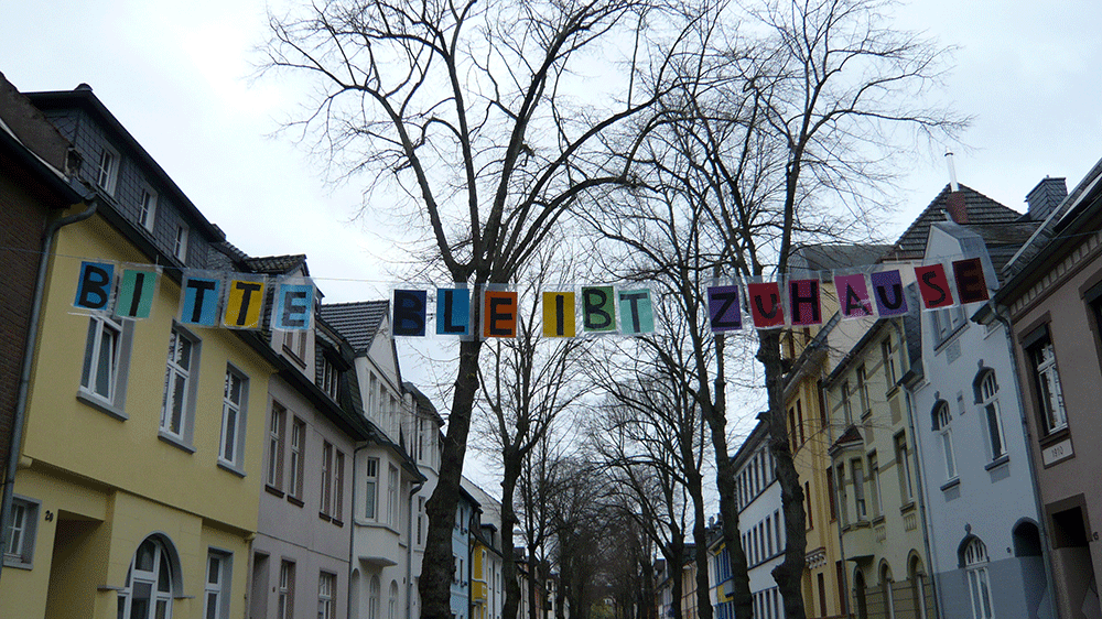 Banner über der Ernststraße