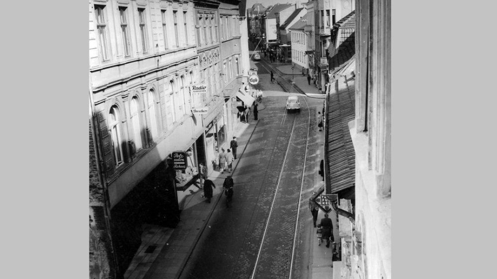 Die noch enge Kaiserstraße 1956 vor dem Abriss, links auf Höhe des Autos das Sünner-Haus an der Ecke zur Burggasse