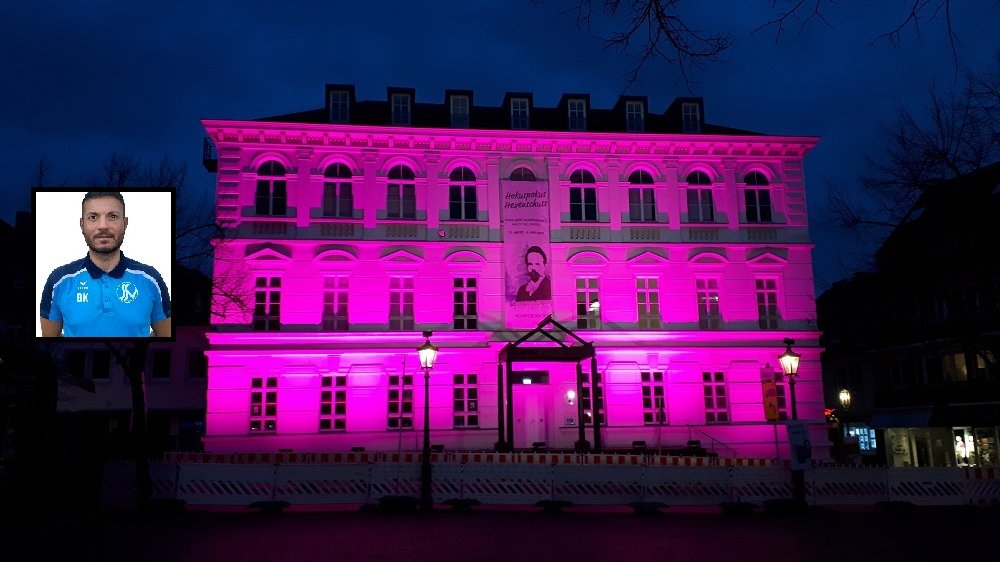 Großes Bild: Stadtmuseum, pink illuminiert. Kleines Bild: Bünyamin Kilic