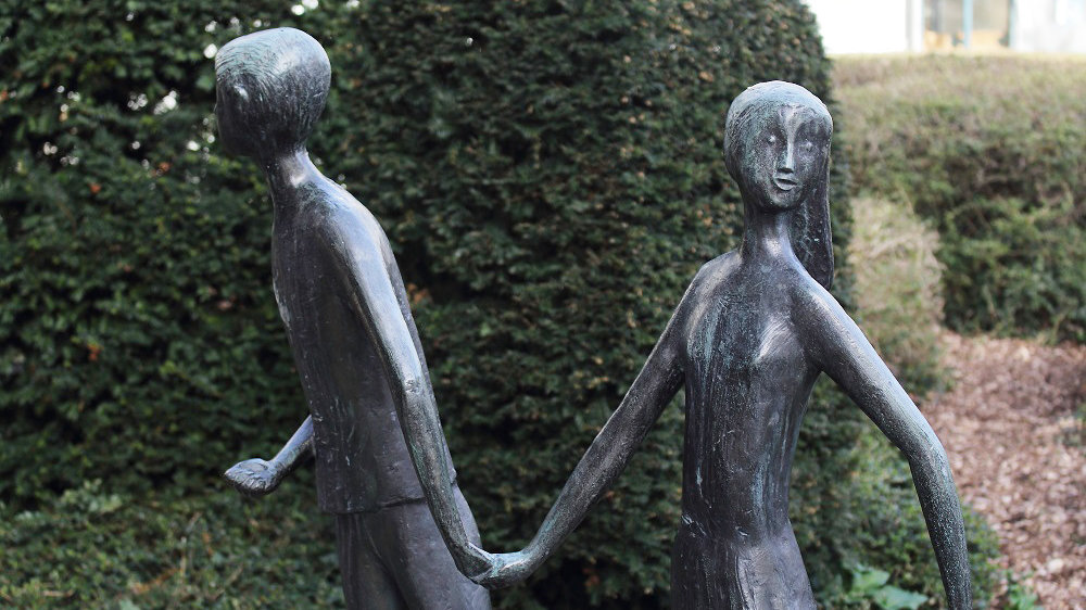 "Hänsel und Gretel"-Skulptur vor dem Rathaus