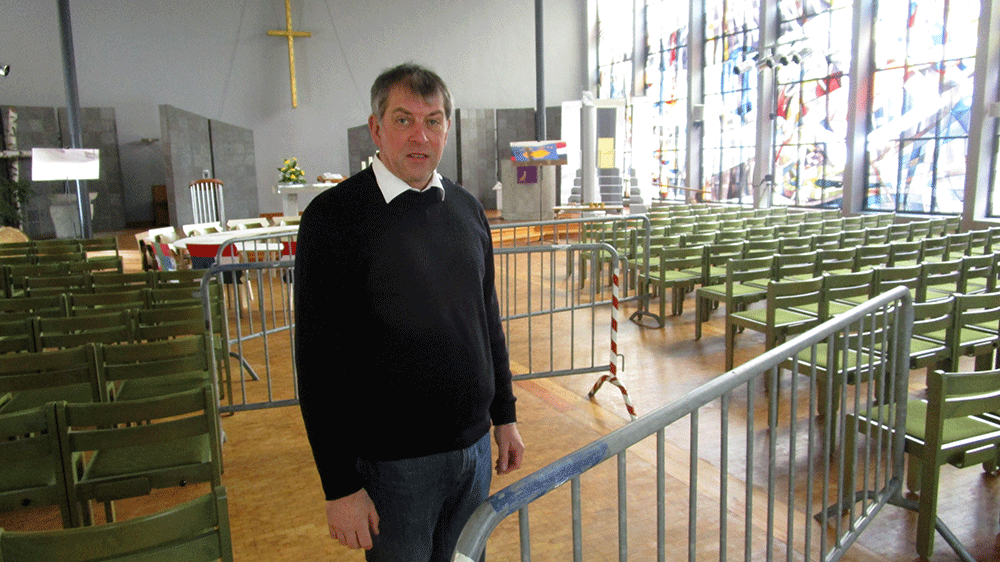 Pfarrer Joachim Knitter am Absperrgitter in der Auferstehungskirche 2016